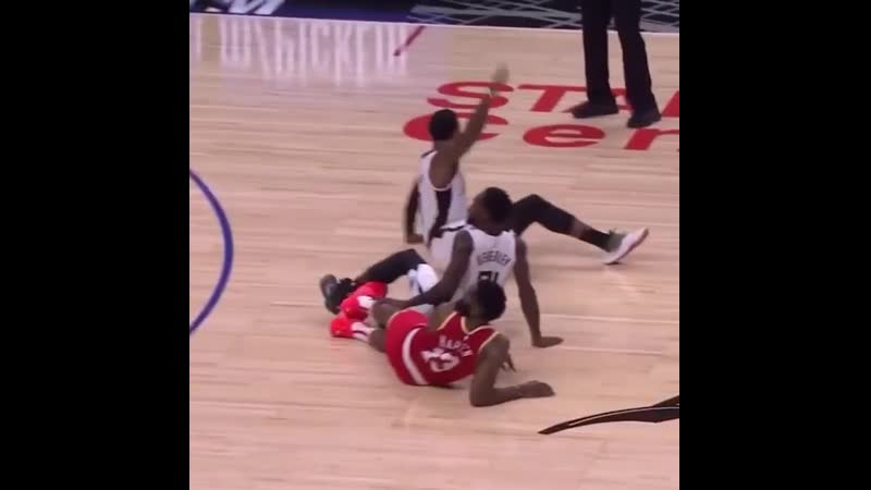 Харден повалил двоих!