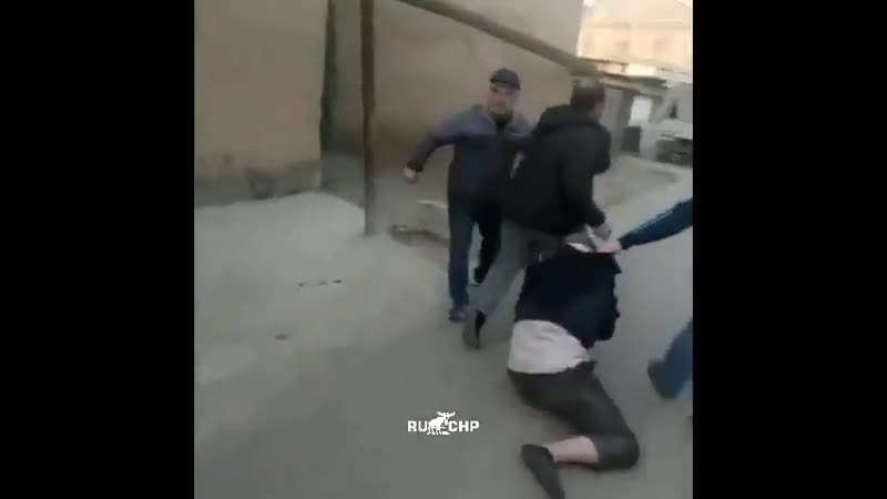 Самосуд над мужчиной (будучи пьяным обоссал могилу это не точно )( дагестан, драка 2020)