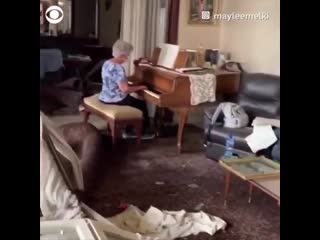 After the explosion that rocked beirut, this 79 year old grandmother played on her 60 year old piano