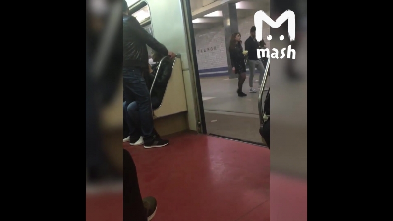 Парочка занимается чем то странным в московской подземке