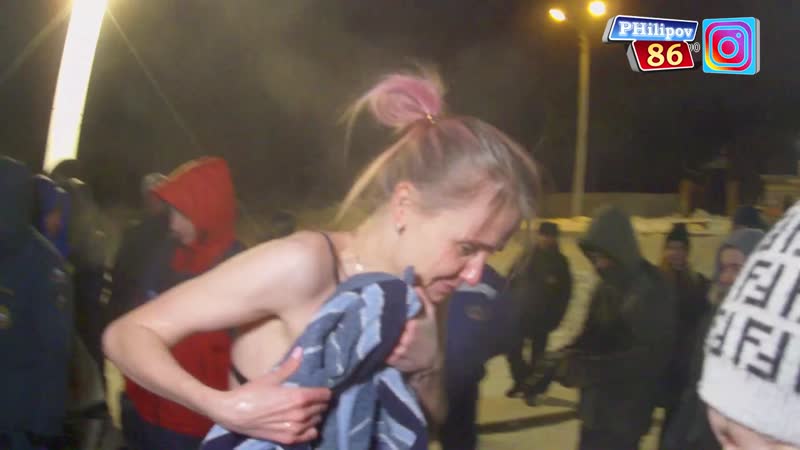 Девушки купаются в проруби на крещение (18 19 января 2020)