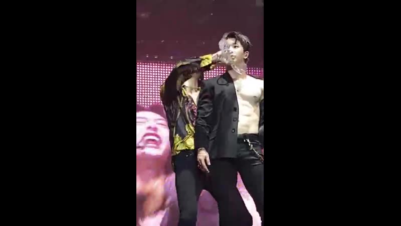 [fancam] the 3rd world tour "we are here" in paris hyungwon splashing wonho with water