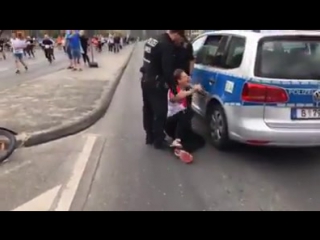 Martin lejeune macht sich vor den polizisten zum spasten der nation und wird ausgelacht! hahahaha herrlich!