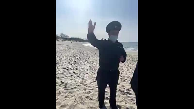 В зеленоградске (калининградская область) семейная пара с ребёнком шла домой через пляж