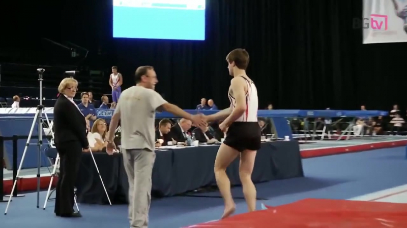 Этот акробат, нарушает все законы физики