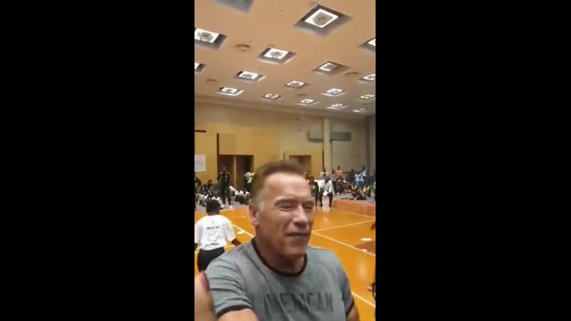 Неизвестный ударил арнольда шварценеггера двумя ногами в спину [nr]