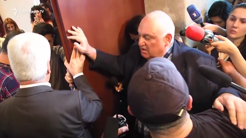 Ուսանողները փակել էին եպհ ռեկտոր արամ սիմոնայի ճանապարհը դեպի աշխատասենյակ