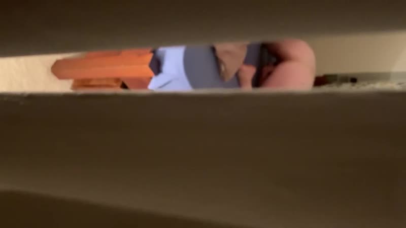 Случайно увидел как моя сестра яростно мастурбирует в своей комнате