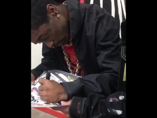 Lil uzi vert at vlone pop up shop [3]