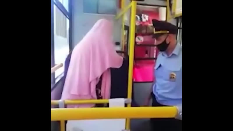 В мусульманка в общественном транспорте проигнорировала требования полиции надеть маску и устроила скандал