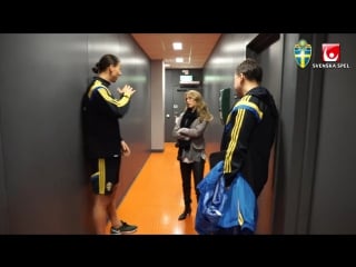 När zlatan ibrahimovic undrar om förbundskaptenen erik hamrén har snott all batteritid på kamerorna inne i tv studion