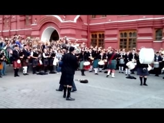 The celtic massed pipes and drums сводный кельтский оркестр волынок и барабанов (mov 0154)