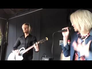 I got the pleasure of performing iwontbackdown with @tommyjoeratliff on acousticguitar at the private @agents355 meeting in beve