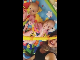 Солнышки играют с мамочкой