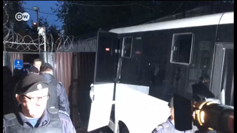 Навального задержали на выходе из спецприемника