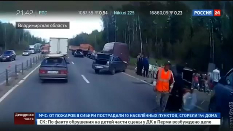 Под владимиром опрокинулась фура с пивом