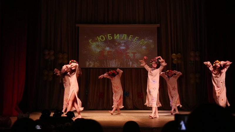 Выпускницы ансамбля "фейерверк" выступают на концерте, посвященном юбилею коллектива