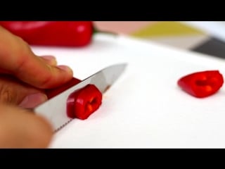 Парень играет песни red hot chili peppers красным перцем