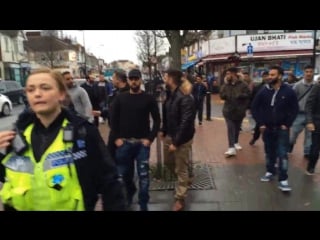 Britain first carries out christian patrol in islamist hotspot bury park, luton vidosa4