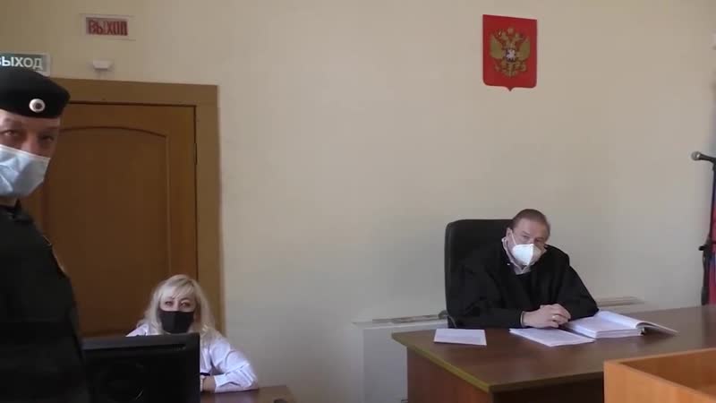 Администратор здания суда бросил флаг российской федерации