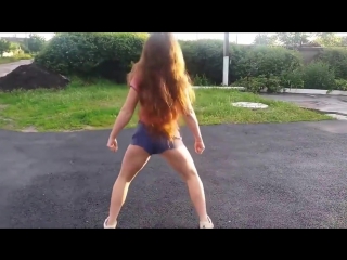 Школьница трясет попкой, школьница тверкает (школа,twerk,твёрк,твёркает, шорты н