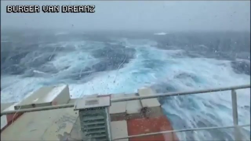 Контейнеровоз во время шторма