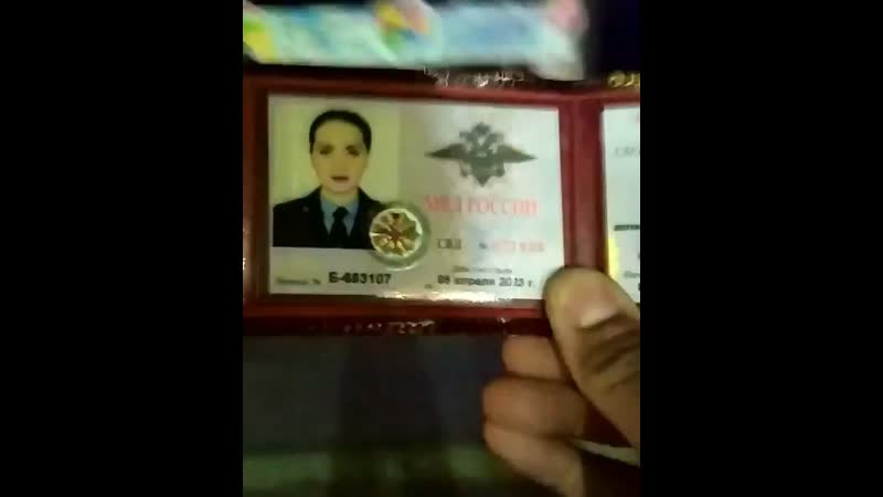 Пьяный майор полиции в общественном месте размахивала своим удостоверением