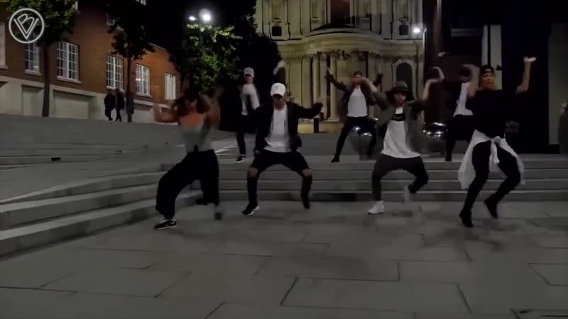 Весь мир танцует под "black or white" майкла джексона