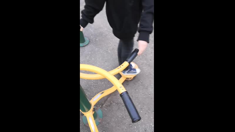 Крутятся спортивно хихикают