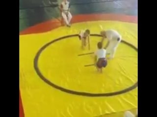 Девочка вырубила рефери