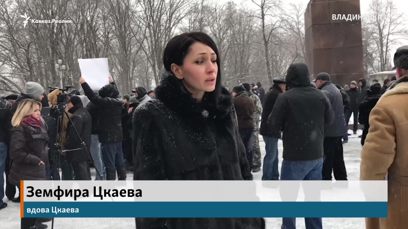 Родственники погибшего в отделе полиции вышли на митинг во владикаазе