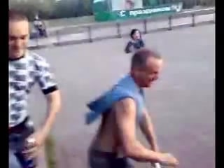 В парке девушка спустила трусики и подняла платье