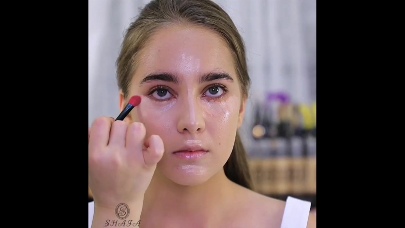 Подчеркнули естественную красоту девушки