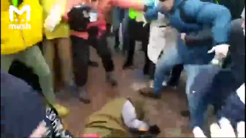 (18+) на пушкинской площади в москве свободолюбивые россияне стащили со столба кремлёвского провокатора {}