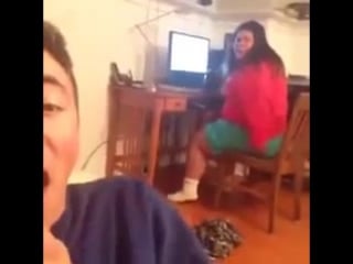 Пацан испугал толстуху а она перднула