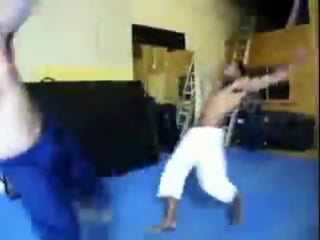 Capoeira vs muay thai (lateef crowder)