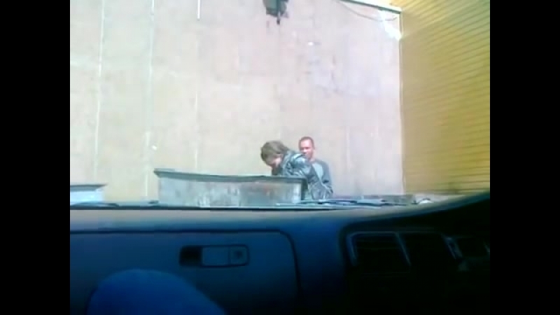 Веселые шутники и бомжиха