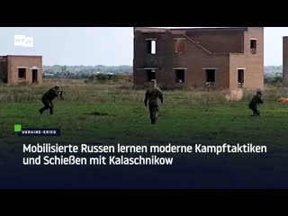 Mobilisierte russen lernen moderne kampftaktiken und schiessen mit kalaschnikow