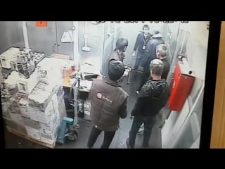 Охранники в магазине наказывают непонятливых воров "магазин дикси"