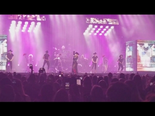 Shania twain whose bed have your boots been under? (tacoma, usa may 3, 2018)