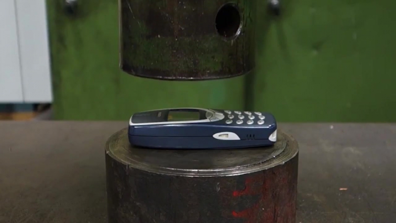 Нокия 3310 под гидравлическим прессом