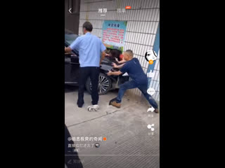 Авто впечатало женщину в стену
