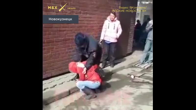 Полицейские задерживают продавщицу лука