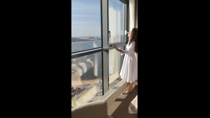 Клиентка в белом платье миди с воротничком и пуговицами enimode