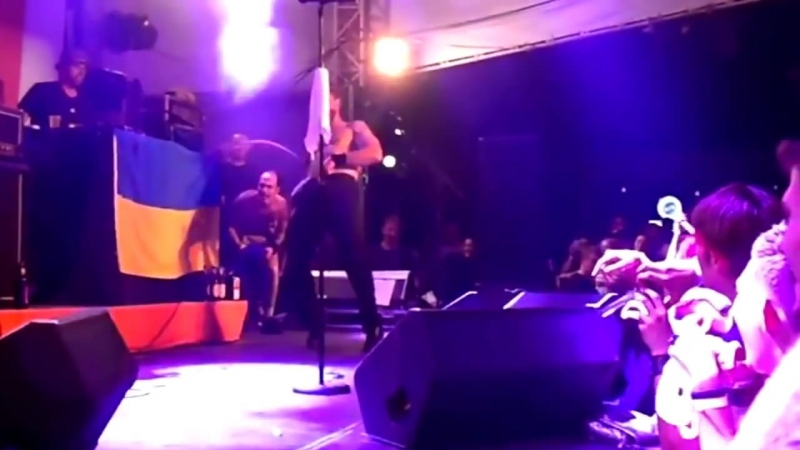 Американский музыкант, мочится на украинский флаг, на концерте в киеве