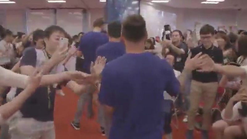 Фанатка «барселоны» разрыдалась при виде своих кумиров