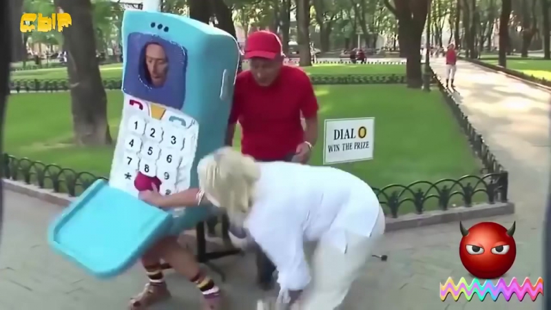 Прикольные розыгрыши над людьми смешные пранки жесть