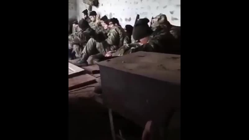 Азербайджанские бойцы читают коран в освобожденном карабахе