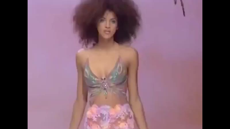 Noémie lenoir at emanuel ungaro spring/summer 2000 haute couture
