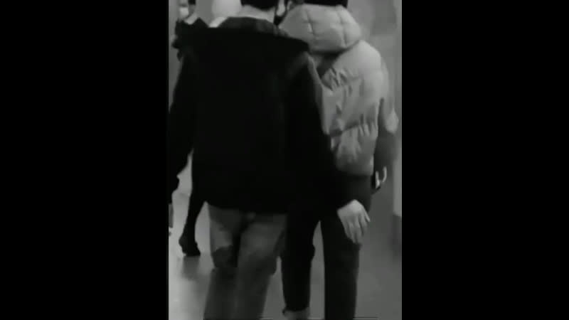 В москве узбек почувствовал себя на королем тик тока он шлёпал случайных девушек по попкам в метро
